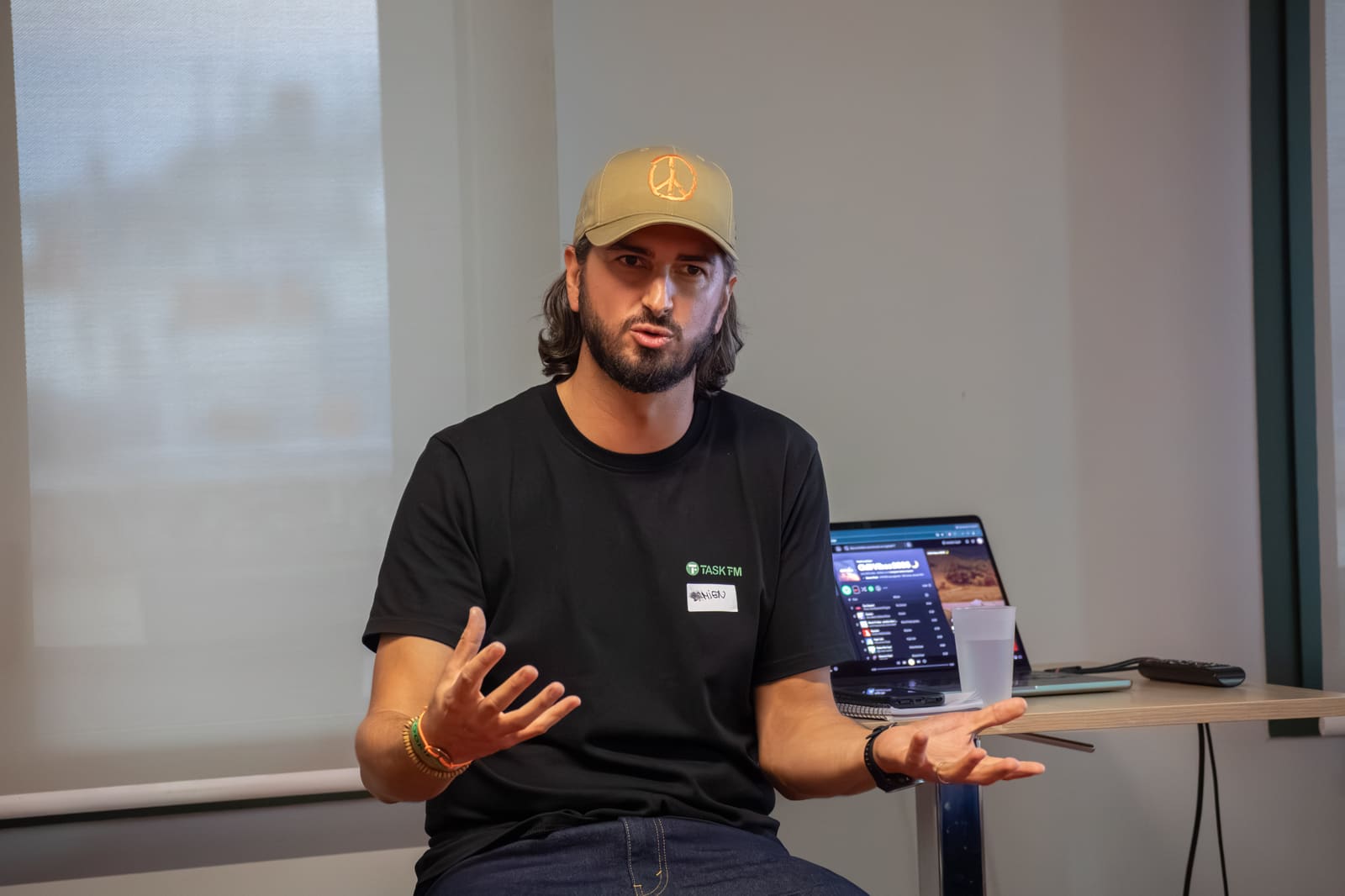 Damien Dehoul, fondateur de Task FM, pendant les échanges