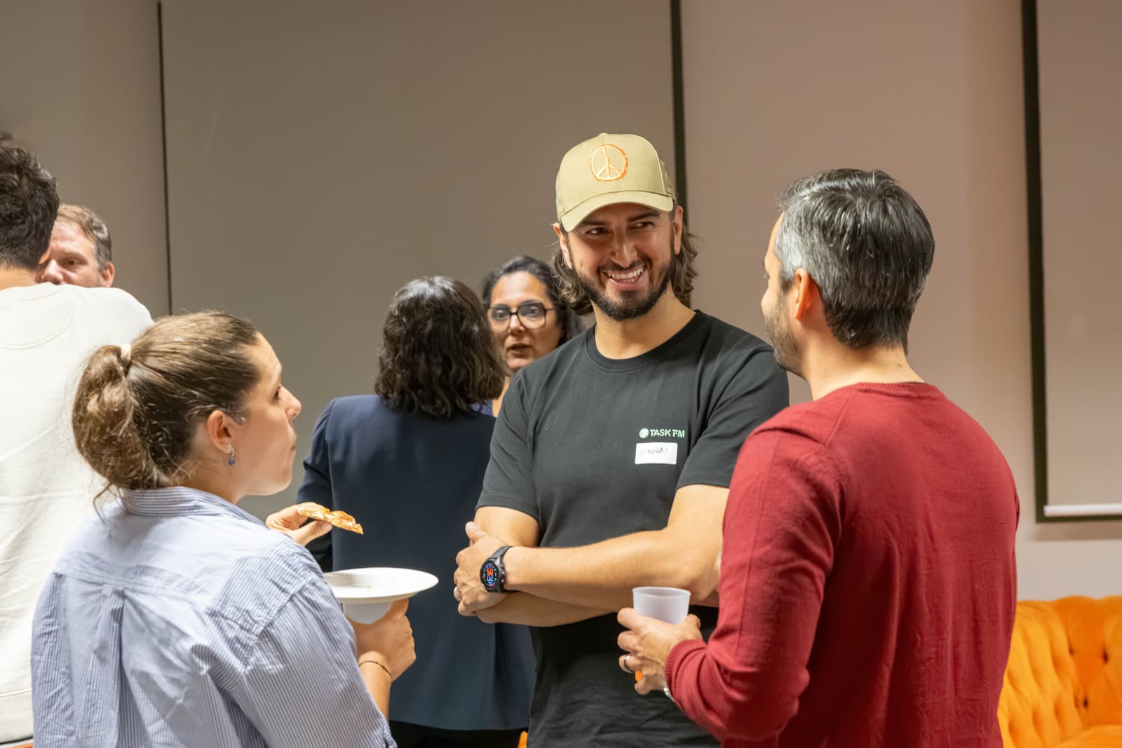 Échanges entre invités pendant le cocktail