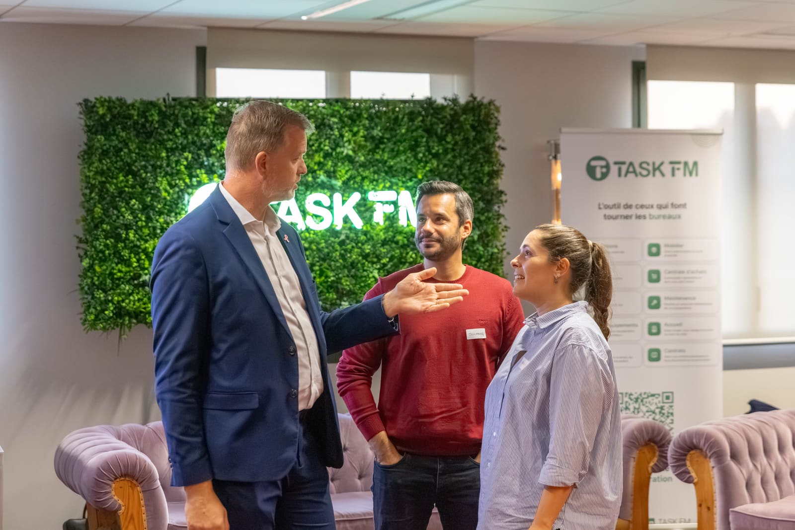 Discussion devant le mur végétal Task FM