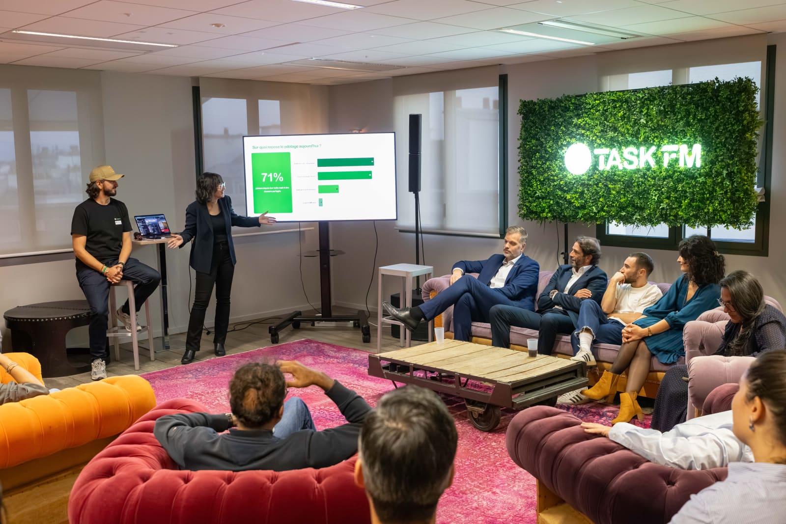 Restitution du Baromètre 2026 devant les invités, dans les bureaux de Task FM