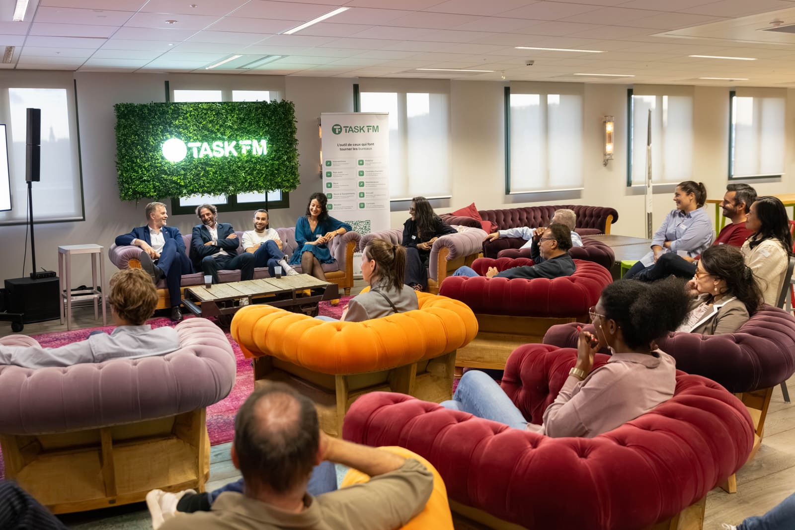 Les invités installés dans le salon pendant l'Apéro Task