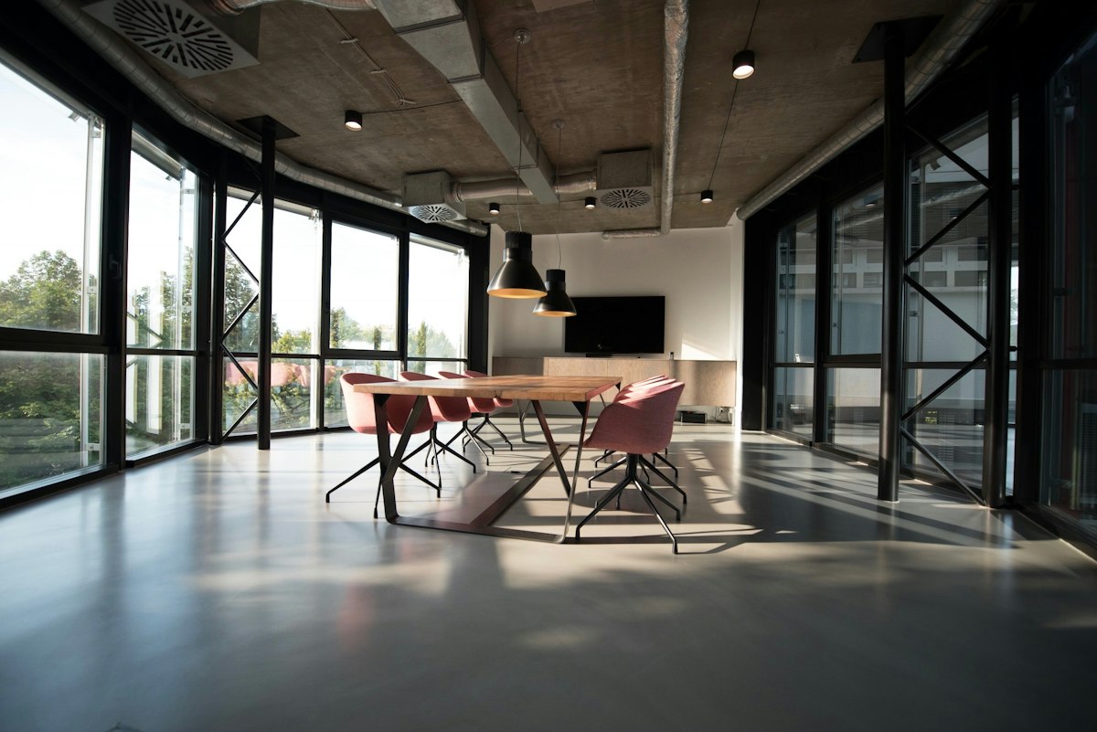 Plateau de bureaux vide en fin de journée