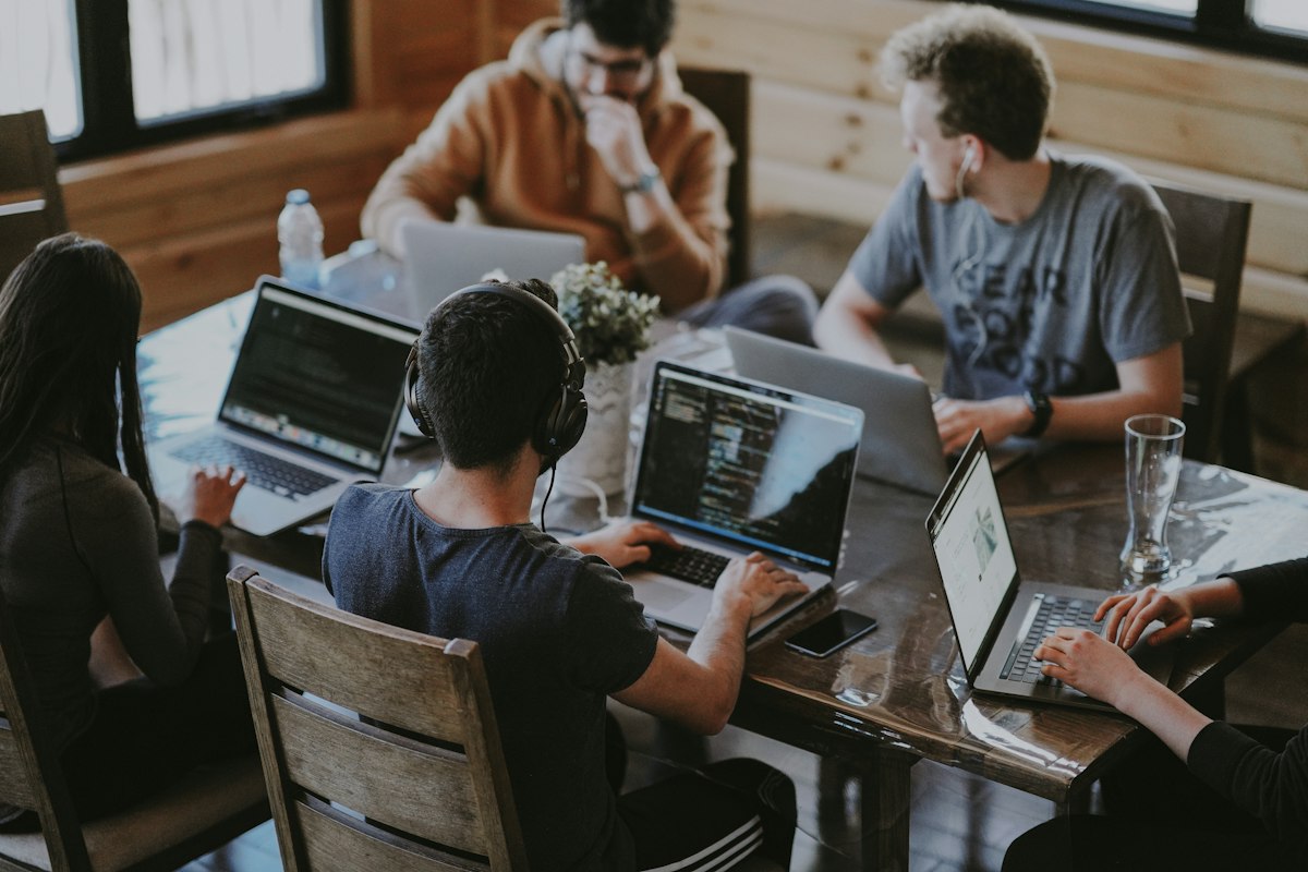 Équipe en discussion dans les bureaux