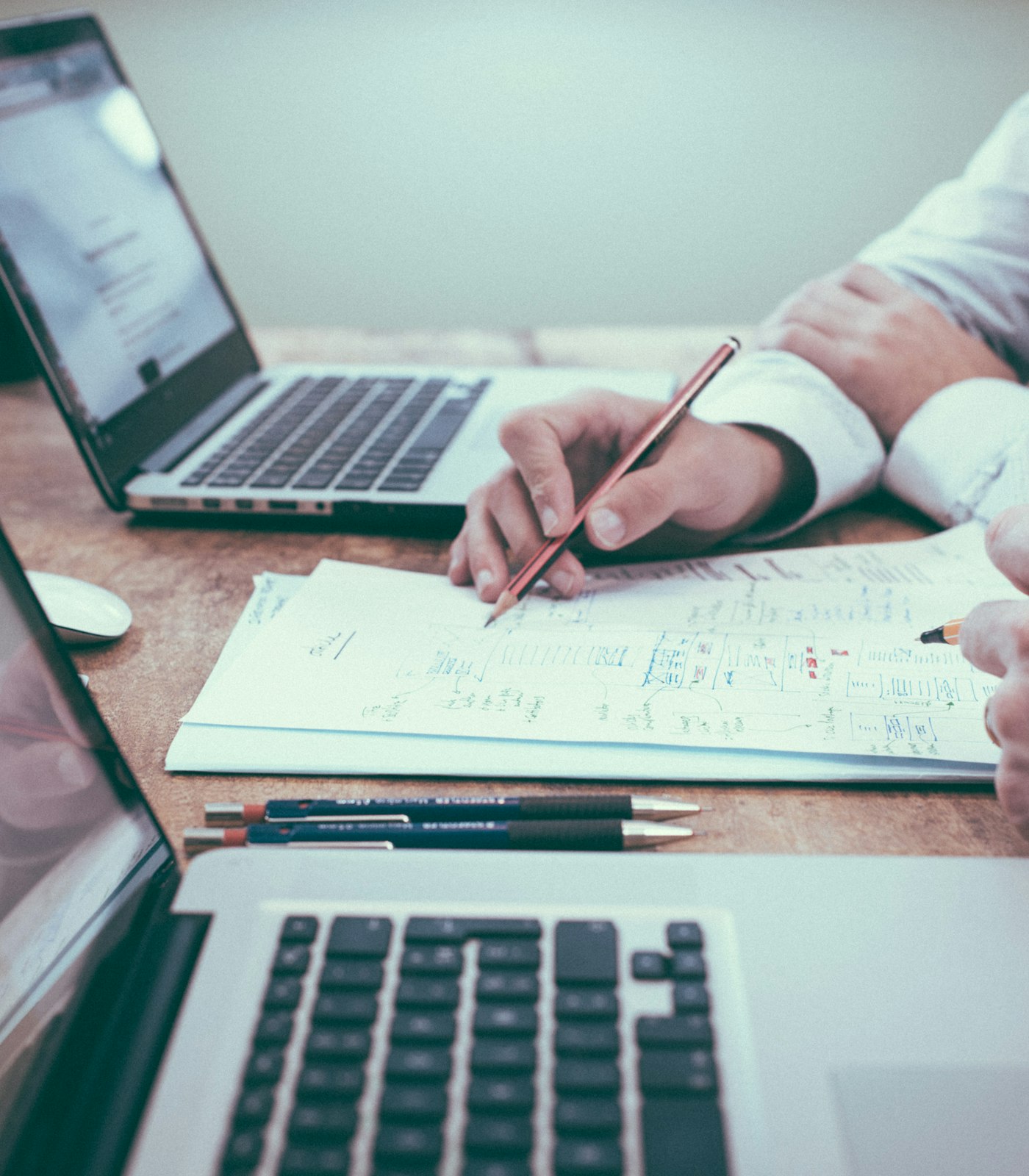 Responsable services généraux devant son ordinateur