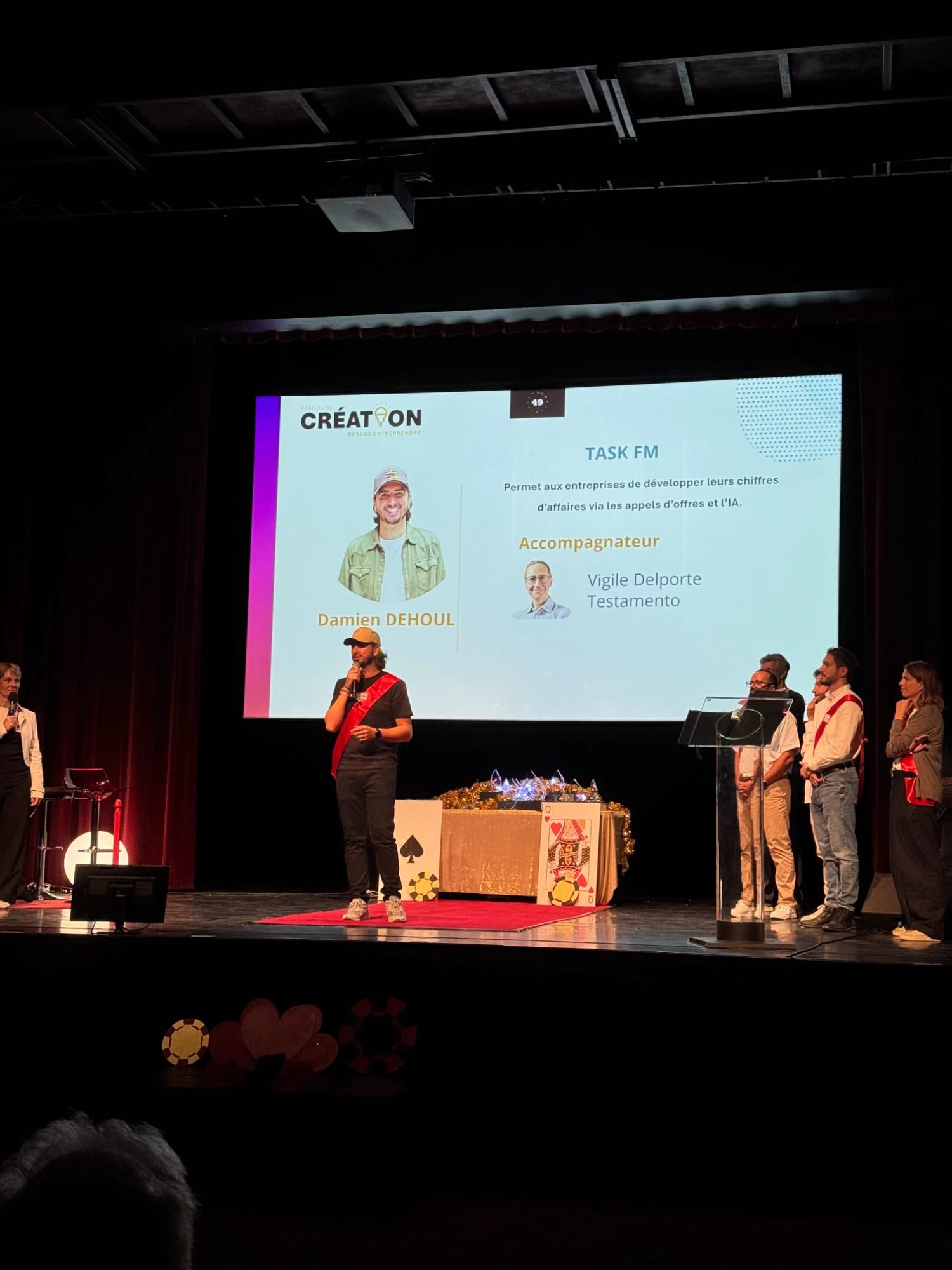 Damien Dehoul sur scène lors de la remise des prix Réseau Entreprendre Val-de-Marne